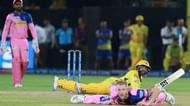 Jadeja and Stokes admiring the former's unbelievable six (picture courtesy: BCCI/iplt20.com)